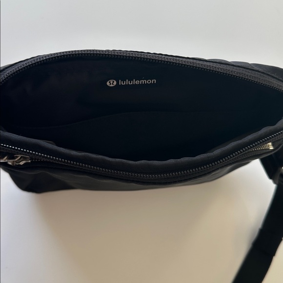 Lululemon city adventure crossbody bag excellent condition. - Picture 3 of 6